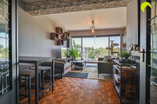 <p><span>Pal in het commerciële centrum van Mortsel, op wandelafstand van het station, winkels, scholen, verbindingswegen en openbaar vervoer, vinden we dit instapklare studio-appartement met aparte slaapkamer.</span></p><p><span>Het appartement is gelegen op de vierde verdieping van een verzorgd gebouw met lift. De voorbije jaren werden er verschillende zaken vernieuwd zoals de ramen, de keuken en de voordeur. Zeer recent kreeg de badkamer nog een update.</span></p><p><span> </span></p><p><span>Indeling:</span></p><p><span> </span></p><p><span>We betreden het appartement in de inkomhal met apart toilet en ruimte voor een vestiairekast. Aan de rechterzijde bevindt zich de vernieuwde badkamer met bad/douchecombinatie en lavabomeubel. Hier is ook plaats voor wasmachine en droogkast.</span></p><p><span>De lichte leefruimte op mooie blokjesparket, bevindt zich aan de voorzijde van het gebouw en kijkt uit op de Statielei en het achterliggend groen. </span></p><p><span>De recent vernieuwde keuken is voorzien van alle comfort (kookplaat + dampkap, ingebouwde oven, spoelbak en vaatwasser).</span></p><p><span>De knusse slaapkamer is afgesloten van de leefruimte en is voorzien van een ingemaakte kast.</span></p><p><span> </span></p><p><span>Graag som ik de </span><span>troeven </span><span>van dit studio-appartement nog even op:</span></p><p><span> </span></p><ul><li><span>Instapklaar</span></li><li><span>Asbestveilig!</span></li><li><span>Aparte slaapkamer</span></li><li><span>Verzorgd gebouw</span></li><li><span>Pal in het centrum van Mortsel, in directe nabijheid van het station, winkels, openbaar vervoer, ...</span></li><li><span>Dit pand komt mogelijk in aanmerking voor een bijkomende rechtenvermindering van €1.867 op de registratierechten (onder voorwaarden)</span></li></ul><p><span> </span></p><p><span>Nuttige informatie:</span></p><p><span> </span></p><ul><li><span>EPC: 113 kWh (m²/jaar)</span></li><li><span>Informatie over water: G-score: klasse A, P-score: klasse A</span></li><li><span>Elektrische installatie behoeft enkele aanpassingen</span></li><li><span>Vlakbij bieden wij een garagebox te koop aan voor €25.000</span></li><li><span>Gemeenschappelijke kosten: 140 (inclusief verwarming, water, syndicus, lift, minuterie en blokpolis)</span></li></ul><p><span> </span></p><p><span>Voor een bezoek ter plaatse bel 03/449.42.141 of mail <span>hallo@habicom.be</span></span></p><p><span>Benieuwd naar de waarde van jouw woning? Check het gratis op <span>www.watismijnhuiswaard.be</span></span><span> </span></p><p><span> </span></p>