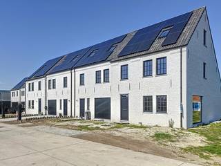 In deze doodlopende verkaveling 'Biezenhof' te Beervelde realiseerden we 13 uiterst energiezuinige woningen in een landelijke stijl.<br />Deze woning op lot 10 wordt gebouwd op een mooi perceel van 270m².<br /><br />GLVLS: inkom, vestiaire, wc, lichtrijke living met zicht op de tuin en ingerichte keuken met eiland, grote wasplaats.<br /><br />1ste VERD.: drie slpk, wc, badk. met ligbad, douche en badmeubel met dubbele lavabo en bureauruimte op de overloop.<br /><br />ZOLDER: vaste trap voorzien naar een afgewerkte 4de grote slpk en berging.<br /><br />Voor de afwerking kan je rekenen op de begeleiding én expertise van ons interieurteam en onze partners. Energieneutrale woning (E-peil -3!) dankzij het doorgedreven isolatiepakket, warmtepomp met vloerverwarming ( + vloerkoeling ) , ventilatiesysteem D en 13 (= 5265 wp) zonnepanelen. Samen met de regenwaterput van 10.000L voldoet deze woning dus aan alle normen voor de toekomst en bespaar je op je woonkost.<br /><br />Snel beschikbaar! De prijs is excl. btw en kosten. <br />Meer info via 09 280 60 60 of info@durabrik.be<br /><br />Download de brochure op onze website https://durabrik.immo/beervelde-biezenhof Ontdek onze kijkwoningen op https://www.durabrik.be/nl/kijkwoningen<br />*Afbeeldingen en oppervlaktes zijn indicatief.