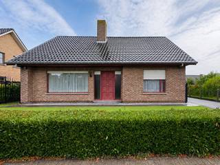 Op een rustige en landelijke locatie in Ruddervoorde bevindt zich deze ruime villa met dubbele garage en atelier, gelegen op een perceel van 889 m². Met een bewoonbare oppervlakte van maar liefst 242 m² biedt deze eigendom bijzonder veel ruimte en tal van mogelijkheden.<br /><br />De woning beschikt over een royale leefruimte met aansluitend een lichtrijke veranda, een functionele keuken, drie slaapkamers en een badkamer. Dankzij de aangename volumes en de praktische indeling vormt ze een ideale gezinswoning voor wie comfortabel wil wonen in een groene omgeving.<br /><br />Een absolute troef is de aanwezigheid van de dubbele garage en het ruime atelier (opp: 80m²). Dit maakt de eigendom bijzonder interessant voor wie nood heeft aan extra opslag- of werkruimte, bijvoorbeeld voor een zelfstandige activiteit, hobby of het stallen van meerdere voertuigen.<br /><br />Ook buiten is er voldoende ruimte, met meerdere parkeerplaatsen en een aangename tuin rondom de woning. Ondanks de landelijke ligging geniet u van een vlotte verbinding met Ruddervoorde, Oostkamp en de belangrijkste invalswegen.<br /><br />Bovendien beschikt de woning over een gunstig EPC-label B (184 kWh/m²), wat voor een woning van deze omvang en bouwperiode een mooie meerwaarde vormt.<br /><br />Troeven:<br /><br />* Ruime villa met 242 m² bewoonbare oppervlakte<br />* Perceel van 889 m²<br />* 3 slaapkamers<br />* Dubbele garage<br />* Ruim atelier<br />* Minstens 5 parkeerplaatsen<br />* Rustige, landelijke ligging<br />* EPC-label B<br />* Goede verbinding richting Ruddervoorde en Oostkamp<br /><br />Een veelzijdige eigendom voor wie ruimte, rust en praktische mogelijkheden wil combineren.<br /><br />Interesse? Contacteer Wout voor meer informatie of een bezoek ter plaatse | wout@immax.be - 0475 96 59 38