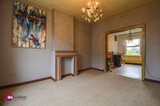 <p><span>Te renoveren woning met atelier op toplocatie in Boortmeerbeek</span></p><p><span> </span></p><p><span>Deze rustig gelegen woning, gelegen op een uitstekende locatie in Boortmeerbeek, bied tal van mogelijkheden voor wie op zoek is naar een renovatieproject met potentieel. Met een ruime atelierruimte, inpandige garage & een ruim perceel vormt deze woning de ideale basis om volledig naar eigen smaak en wens in de richten. </span></p><p><span> </span></p><p><span>Via de inkomhal, met toegang tot de kelder, kom je in de leefruimte met zit- & eetgedeelte. Aansluitend kan je de ruime in te richten keuken terugvinden. Naast het hoofdgebouw bevindt zich een zeer ruim aanpalend gebouw dat perfect kan ingericht worden als extra leefruimte, met bijkomende slaapkamers of als atelier-/praktijkruimte. Tal van mogelijkheden dus! </span></p><p><span> </span></p><p><span>Op de eerste verdieping bevinden zich 2 volwaardige slaapkamers, badkamer, een berging en polyvalente ruimte. De tweede verdieping beschikt over een ruime zolderkamer die kan ingericht worden als extra slaapkamer of hobbyruimte.</span></p><p><span> </span></p><p><span>Een absolute troef is de zeer ruime tuin, ideaal voor wie graag buiten vertoeft.</span></p><p><span> </span></p><p><span>Dankzij de gunstige ligging en de vele renovatiemogelijkheden is dit een uitstekende opportuniteit voor wie op zoek is naar een interessant project met veel toekomstperspectief.</span></p><p><span> </span></p><p><span>Is dit waar je op zoek naar bent? Plan dan zeker een bezoek in voor deze woning en ontdek zelf de mogelijkheden!</span></p><p><span> </span></p><p><span>015 20 36 00 - info@domoxim.be</span></p><p><span> </span></p><p><span>domoXim. Waar dromen thuis komen!</span></p><p><span> </span></p><p><span>Benieuwd naar de waarde van je </span><span>eigen</span><span> woning? Wij geven je graag advies.</span></p><p><span> </span></p><p><span>Dit pand is onderworpen aan de renovatieverplichting van de Vlaamse overheid voor residentiële gebouwen (behoudens bij sloop binnen 6 jaar na de aankoop). Consulteer voor meer informatie de website van het Vlaams Energie- en Klimaatagentschap via https://www.vlaanderen.be/een-huis-of-appartement-kopen/renovatieverplichting-voor-residentiele-gebouwen</span></p>
