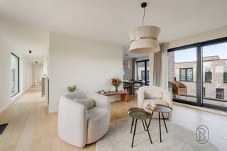 Ontdek dit prachtig appartement met groot terras, op de derde verdieping van residentie Over Leie in Harelbeke. 6% BTW mogelijk! 
Vlakbij de Leie, topgelegen leuke penthouse met 3 slaapkamers en groot terras. 

133m2 woonplezier! 

Indeling
- Lichtrijke leefruimte met grote raampartijen
- Open keuken – nog volledig zelf te kiezen naar jouw smaak!
- 3 slaapkamers (of 2 slaapkamers + bureauruimte)
- Badkamer met douche en dubbele lavabo
- Apart toilet
- Praktische berging

Zeer ruim terras om heerlijk buiten te genieten

Waarom kiezen voor dit appartement?
Dankzij de centrale ligging woon je vlak bij alle voorzieningen, belangrijke invalswegen en het gezellige centrum van Harelbeke. 

Combineer comfort, rust en bereikbaarheid op één toplocatie.

Troeven in één oogopslag:
- Nieuwbouw – volledig instapklaar onder 6% btw
- Zelf de afwerking van de keuken te kiezen
- Ruim terras met veel lichtinval
- Uitstekende ligging nabij centrum en uitvalswegen

Interesse? feline@immobeguin.be