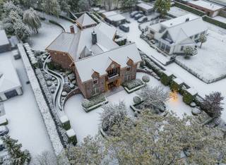 Deze indrukwekkende villa verwelkomt u met een sfeer van klasse en rust, prachtig gesitueerd op een perceel van maar liefst 3.241 m². Te midden...