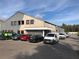 Bedrijfsgebouw bestaande uit magazijn met kantoren en verhard terrein te Rumst nabij de E19.- magazijn 378m² (+mezzanine)- kantoor 180m²- terrein...