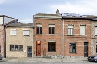 Op zoek naar een charmante woning met authentieke elementen, ruimte én een uitstekende ligging? Deze prachtige herenwoning combineert het beste...