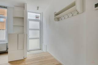 <p>Ontdek deze charmante, volledig gerenoveerde woning in de Limbastraat 47 te Gent, gelegen nabij Dok Noord.<br />Deze instapklare woning combineert een hedendaagse afwerking met praktische woonruimtes en geniet dankzij de zuidoostelijke oriëntatie van een aangename lichtinval.<br />De straat bied voldoende parkeergelegenheid en mogelijkheid tot het laden van uw wagen.<br /> </p><p>De woning werd in 2019 onderworpen aan een totaalrenovatie en beschikt over een gunstig EPC-label C. Met haar centrale verwarming op gas en goed bereikbare ligging vormt dit pand een ideale combinatie van comfort, energiezuinigheid en ligging.</p><p>Via de inkomhal betreedt u de leefruimte met een gezellige living en een volledig uitgeruste keuken. De keuken beschikt over een frigo, dubbele spoelbak, vaatwasmachine, oven, diepvries en een praktisch verrijdbaar keukeneiland.</p><p>Op de eerste verdieping bevinden zich de badkamer, een slaapkamer met bad en een apart toilet. De badkamer is uitgerust met een douche, lavabo en aansluitingen voor een wasmachine en droogmachine.</p><p>De zolderverdieping werd volledig ingericht als slaapkamer en biedt een aangename, multifunctionele ruimte.</p><p>Buiten geniet u van een praktische tuin met tuinhuis, voorzien van elektriciteit, ideaal als extra bergruimte of hobbyruimte.</p><p><span>Indeling:</span><br />* Inkomhal<br />* Living<br />* Volledig uitgeruste keuken<br />* Badkamer met douche, lavabo en aansluitingen voor was- en droogmachine<br />* Slaapkamer met bad<br />* Apart toilet<br />* Ingerichte zolderverdieping als slaapkamer</p><p><span>Troeven:</span><br />* Totaalrenovatie uitgevoerd in 2019<br />* EPC-label C<br />* Zuidoostelijke oriëntatie<br />* Goede bereikbaarheid via de R4<br />* Gelegen nabij Dok Noord met een ruim aanbod aan openbaar vervoer</p><p><span>Informatie:</span><br />* De bewoonbare oppervlakte betreft de bruto oppervlakte zoals opgenomen in het EPC-attest<br />* Maandelijkse huurprijs: 1250/maand<br />* Huurwaarborg: 3 maanden huur<br />* Extra kosten: bijdrage in de kosten voor de plaatsbeschrijving<br />* Beschikbaar vanaf: onmiddellijk</p><p><span>Contact:</span><br />Voor meer informatie of een bezoek contacteer Bart 0470 80 51 08 of bart@heritagevastgoed.be<br /> </p>