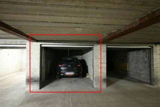 Afgesloten garagebox te koop in een appartementsgebouw, gelegen op het Guldensporenplein. Ideaal voor het veilig parkeren van een wagen, motor of...