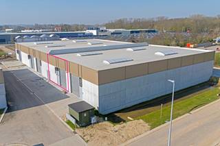In bedrijvenpark THEA in Tielt is 1 van de laatste 3 nieuwbouw KMO-units van 212 m² te koop, inclusief twee private parkeerplaatsen.<br /><br />De casco-units zijn duurzaam opgebouwd met een geïsoleerde staalstructuur, betonplint en sandwichpanelen, en bieden een vrije hoogte van ca. 6 meter (mogelijkheid tot mezzanine). Ze zijn uitgerust met een automatische sectionale poort (4 x 4,50 m), aparte inkomdeur, gepolierde betonvloer en lichtstraat met rookluik. Voorzieningen voor zonnepanelen zijn aanwezig.<br /><br />Het bedrijvenpark combineert hedendaagse architectuur met een groene omgeving, ruime manoeuvreerruimte en een uitstekende ligging op 3 km van het centrum van Tielt. Geschikt voor opslag, productie of ambachtelijke activiteiten. Op zoek naar een grotere oppervlakte? Er zijn nog 3 loten beschikbaar, reeds vergund voor de bouw van een ruimer bedrijfspand.<br /><br />Wenst u meer informatie of zou u graag een bezoek inplannen?<br />Aarzel niet en contacteer Henry Van Tornhout - KMO Vastgoed: +32 474 13 37 93 of henry@kmovastgoed.be