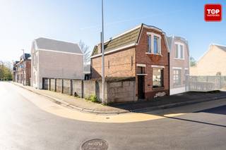 Op zoek naar een woning met potentieel op een uitstekende ligging? Deze centraal gelegen woning biedt tal van mogelijkheden voor zowel eigen bewoning als investering.<br /><br />De woning beschikt over twee volwaardige slaapkamers en een aangename, zongerichte tuin. Binnenin vraagt het pand een opfrissing, wat u de kans geeft om het volledig naar eigen smaak en stijl in te richten.<br /><br />Extra troef: de woning is momenteel verhuurd aan €620/maand, wat ze ook interessant maakt voor investeerders die op zoek zijn naar een onmiddellijk rendement.<br /><br />Dankzij de centrale ligging bevinden winkels, openbaar vervoer en belangrijke invalswegen zich op korte afstand.<br /><br />Contacteer Top Vastgoed op 0475 700 700!