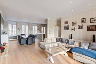 <p><span>Statig en veelzijdig herenhuis met magazijn en beroepsmogelijkheden op centrale ligging</span></p><p><span> </span></p><p><span>OMGEVING</span></p><p><span>Dit prachtige gerenoveerde herenhuis is centraal gelegen in Mortsel, op wandelafstand van Fort 5 en in de onmiddelijke nabijheid van scholen, winkels en openbaar vervoer. Dankzij de vlotte verbinding met de A12 en E19 (Antwerpen-Brussel) geniet u van een uitstekende bereikbaarheid. Een ideale locatie voor wie comfortabel wil wonen en werken, met snelle connecties naar omliggende gemeenten.</span></p><p><span> </span></p><p><span>INDELING</span></p><p><span>U betreedt de woning via een statige inkomhal met marmeren vloer die meteen de grandeur van dit herenhuis weerspiegelt.</span></p><p><span> </span></p><p><span>Gelijkvloers:</span></p><p><span>Het gelijkvloers kan volledig afzonderlijk bewoond worden of ingericht als beroepsruimte, ideaal voor vrije beroepen of co-housing. Momenteel beschikt deze verdieping over twee ruime kamers, een ingerichte keuken, berging en een apart toilet. Deze ruimte is basis staat, de bovenste verdiepingen zijn gerenoveerd.</span></p><p><span> </span></p><p><span>Eerste verdieping</span></p><p><span>Op de eerste verdieping bevindt zich een lichtrijke leefruimte met parketvloer, bestaande uit een ruime living, eetkamer en een hyper-geïnstalleerde open keuken met kwalitatieve toestellen. Aansluitend is er een aangenaam terras waar het heerlijk vertoeven is. Verder zijn er nog een berging en een apart toilet.</span></p><p><span> </span></p><p><span>Tweede verdieping</span></p><p><span>De nachthal geeft toegang tot vier volwaardige slaapkamers, een badkamer voorzien van alle comfort, een wasplaats en een apart toilet. Deze verdieping is uitgerust met airco voor optimaal comfort. </span></p><p><span> </span></p><p><span>Daarnaast beschikt de woning over een volledige kelder. Via de inrit naast de woning bereikt u de binnenplaats van maar liefst 117 m², die toegang biedt tot een groot magazijn/garage van 77 m² - perfect voor zelfstandige activiteiten, stockage of hobby's.</span></p><p><span> </span></p><p><span>BIJZONDERHEDEN</span></p><p><span>- Ideaal voor kangeroewoning / co-housing / vrije beroepen</span></p><p><span>- Riant magazijn/garage van 77 m²</span></p><p><span>- Energiezuinig EPC B</span></p><p><span>- Elektriciteit conform</span></p><p><span>- Zonnepanelen en regenwater put (7500 l aangesloten op toiletten en wasmachine)</span></p><p><span>- Airco in slaapkamers</span></p><p><span>- Zeer goed onderhouden en instapklaar / 1-2 gerenoveerd </span></p><p><span> </span></p><p><span>Een unieke opportuniteit voor wie op zoek is naar ruimte, comfort en veelzijdigheid op een toplocatie in Mortsel.</span></p><p><span> </span></p>
