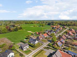 Via de inkomhal komt u in de ruime woonkamer op tegelparket met haardcassette en zicht op het bureel. Aansluitend een moderne eetkeuken (ingericht met vaatwas (BJ 2023), inductiekookplaat, koelkast (BJ 2026), combi-oven en dampkap) en afgewerkt met veel kasten en mooi werkblad. <br />Achter de keuken bevindt zich de tuinkamer met zicht op de achtertuin.<br /><br />Verder zijn er beneden nog de ruime wasplaats, een vernieuwde badkamer met inloopdouche, een apart vernieuwd toilet en een slaapkamer dewelke polyvalent ingericht kan worden.<br /><br />Op de verdieping nog 4 extra slaapkamers, een douchekamer met toilet en een bergruimte. <br /><br />Grote dubbele garage met automatische poort. <br /><br />Buitengewone kenmerken:<br />* De woning biedt veel mogelijkheden gezien ruim bureel beneden en slaapkamer en badkamer beneden. Wonen en werken van thuis uit, zorgwoning,...<br />* De woning werd in 2026 nog gerenoveerd, met name: schilderwerken benedenverdieping, nieuw toilet beneden, nieuwe badkamer beneden<br />* nieuwe CV-ketel (BJ 2026)<br />* zonnepanelen aanwezig met groenestroomcertificaten tot 2028-2029<br />* conforme elektrische keuring, geen asbest aanwezig