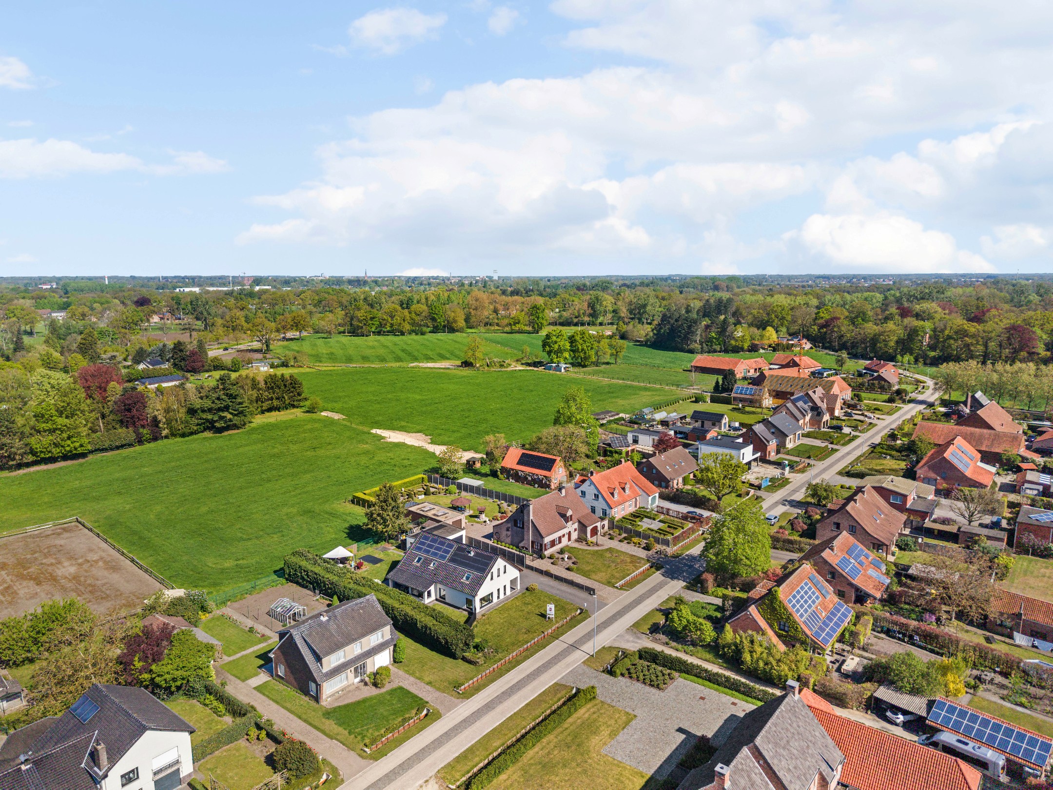 Ruime vrijstaande woning met 5 slaapkamers, 2 badkamers en dubbele garage op een perceel van ca 1067m². - foto 3