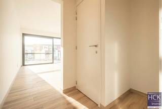 De liggingDit recente appartement is gelegen in Sint-Eloois-Vijve, vlakbij allerhande winkels, horecazaken alsmede overige cultuur- &...