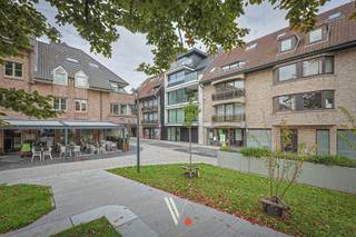 Vanuit deze centraal gelegen en perfect onderhouden studio ligt alles binnen handbereik: station Izegem op 150 meter, restaurants op 50...