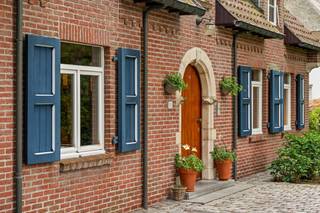 <p><strong>Op een uitzonderlijk ruim perceel van ca. 3.320 m², rustig gelegen in een residentiële verkaveling in Oud-Turnhout, bevindt zich deze degelijk gebouwde klassieke villa met 4 slaapkamers, 2 badkamers, een dubbele inpandige garage en een verwarmd buitenzwembad. De groene omgeving en het aansluitende bos achter het perceel zorgen voor bijzonder veel privacy en een aangenaam gevoel van rust.</strong></p>
<p><span>Gelijkvloers:<br />Via de ruime inkomhal met vestiairemogelijkheid en vernieuwd gastentoilet betreedt u de woning. Een prachtige eiken trap vormt meteen een sfeervolle blikvanger. Vanuit de hal heeft u toegang tot een afzonderlijke kantoorruimte en de royale leefruimtes. </span><span>De woonkamer is afgewerkt met een massieve Franse eiken vloer en geniet dankzij de vele ramen van een mooie lichtinval en permanent contact met de tuin. De ruime zithoek bevindt zich aan de straatzijde en vormt met de houtkachel een gezellige plek om tot rust te komen. De eetkamer biedt royaal plaats voor een grote tafel en sluit via dubbele opendraaiende ramen aan op de tuinkamer en de tuin. Hierdoor lopen binnen- en buitenleven op mooie dagen naadloos in elkaar over. Daarnaast is er in de leefruimte nog ruimte voor bijvoorbeeld een bibliotheek, leeshoek of piano. </span><span>De keuken is praktisch ingericht, kwalitatief afgewerkt en uitgerust met de nodige toestellen. Aansluitend bevindt zich een ruime bijkeuken met plaats voor wasmachine en droogkast, toegang tot een doucheruimte en een koele berging. </span><span>De dubbele inpandige garage biedt voldoende ruimte voor twee wagens, fietsen en bijkomende opslag.<br /><br /></span><span>Verdieping:<br />De brede nachthal geeft toegang tot drie volwaardige slaapkamers en de bijzonder ruime masterbedroom. Deze laatste biedt tal van mogelijkheden voor de inrichting van ingemaakte kasten of een eventuele herindeling met een eigen dressing en badkamer. </span><span>Verder is er een badkamer met ligbad en dubbele wastafel, een afzonderlijk vernieuwd toilet en een grote bergruimte met toegang tot de zolder.</span></p>
<p><span>Omgeving:<br />De tuin vormt zonder twijfel één van de grote troeven van deze woning. Het royale perceel is prachtig groen aangelegd en geniet achteraan van een bosrijke omgeving, waardoor rust en privacy hier centraal staan. </span><span>Het deels overdekte terras en het verwarmde buitenzwembad zijn zuidoost georiënteerd en vormen een heerlijke plek om tijdens zonnige dagen te genieten. Op warme dagen bieden de volwassen bomen natuurlijke schaduw en vanuit verschillende hoeken van de tuin heeft u een mooi zicht op het groen. </span><span>In het tuinhuis bevindt zich de technische installatie van het zwembad en is er bijkomende bergruimte voor tuinmateriaal, speelgoed en tuinkussens. </span><span>Een bijzonder ruime en degelijk gebouwde gezinsvilla voor wie op zoek is naar rust, privacy, ruimte en een groene woonomgeving in Oud-Turnhout.<br /><br />Bijzonderheden: </span></p>
<ul>
<li><span>Veel privacy en groen</span></li>
<li><span>Degelijk gebouwde klassieke villa</span></li>
<li><span>4 slaapkamers - </span><span>2 badkamers/doucheruimtes</span></li>
<li><span>Afzonderlijk kantoor</span></li>
<li><span>Dubbele inpandige garage</span></li>
<li><span>Grote zolder- en bergruimte</span></li>
<li><span>Verwarmd buitenzwembad met vernieuwd roldeck</span></li>
<li><span>60! Zonnepanelen</span></li>
<li><span>Ruime oprit en veel parkeermogelijkheden</span></li>
</ul>
