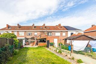 Rustig gelegen, te moderniseren woning met 3 slaapkamers (meer mogelijk), tuin en grote garage op 288m² (uitweg achteraan).