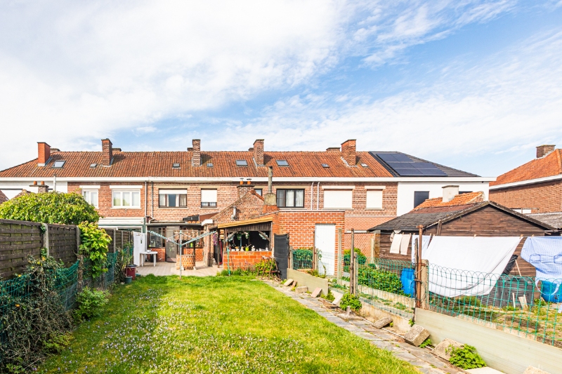 Rustig gelegen, te moderniseren woning met 3 slaapkamers (meer mogelijk), tuin en grote garage op 288m². - foto 3