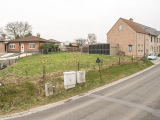 In Oplinter langsheen de Neerlintersesteenweg vindt u op de hoek met Kummenbaan dit zuidgericht perceel bouwgrond lot 1 met een oppervlakte van...