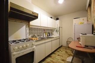 Wallemeers 32 bus 3<br />8800 Roeselare<br /><br />Dit appartement nabij het centrum van Roeselare biedt een uitstekende kans voor wie op zoek is naar een betaalbare woning of een investering. Met een praktische indeling en een klein terras voor extra buitenruimte, is dit appartement geschikt voor zowel eigen bewoning als verhuur.<br />Bestaande uit inkomhal met gastentoilet, woonkamer met aansluitend een terras, ingerichte keuken met nodige voorzieningen, praktische berging, badkamer en twee slaapkamers.<br /><br />Extra troef:<br />✔ Garagebox beschikbaar: Kan worden bijgekocht voor € 20.000.<br />Dit appartement biedt een veelzijdige kans: wonen in een aangename omgeving of investeren in een pand met potentieel. De optie om een garagebox aan te kopen zorgt voor extra gemak en meerwaarde.<br /><br />Appartement is momenteel verhuurd.