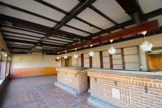 Op de grote markt van Denderleeuw bevindt zich dit karaktervolle hoekpand met veel mogelijkheden. Dankzij de zichtbare hoeklocatie en de nabijheid...