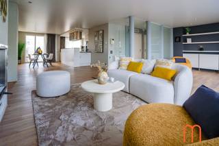 <strong>Topligging met uniek terras en zijdelings zeezicht</strong><br />Dit exclusieve penthouse bevindt zich op de 8ste verdieping van Residentie Nicole in de Vlaanderenstraat, op een absolute toplocatie in Oostende, vlak bij zee. U geniet hier van een <strong>prachtig zijdelings zeezicht</strong> en een uitzonderlijke lichtinval.<br /><br /><strong>Royale leefruimte met open haard en groot terras</strong><br />Met een <strong>bewoonbare oppervlakte van 163 m² </strong>en een <strong>ruim terras van 50 m²</strong> biedt dit appartement een unieke woonbeleving.<br />De lichtrijke woonkamer met open haard sluit rechtstreeks aan op het zonnige terras met zijdelings zeezicht – ideaal om te ontspannen of gezellig gasten te ontvangen.<br /><br /><strong>Moderne open keuken</strong><br />De mooie open keuken is praktisch ingericht en perfect geïntegreerd in de leefruimte. Een aangename plek waar koken en samenzijn centraal staan.<br /><br /><strong>Twee slaapkamers met eigen badkamer</strong><br />Dit penthouse beschikt over twee volwaardige slaapkamers, elk met een eigen badkamer:<br /><strong>Masterbedroom</strong> met dressingruimte en een zeer grote badkamer met ligbad en douche<br /><strong>Logeerkamer</strong> met eigen douchekamer en toilet<br /><br />Daarnaast is er een afzonderlijk gastentoilet voor extra comfort.<br /><br /><strong>Extra troeven</strong><br /><span>Exclusief terras van 50 m² met zijdelings zeezicht</span><br /><span>2 privatieve kelders in de residentie</span><br /><span>Veel ingemaakte kasten</span><br /><span>Bouwjaar 1993</span><br /><span>Instapklaar</span><br /><span>EPC label B (195 kWh/m²)</span><br /><span>KI: € 1.628</span><br /><br /><strong>Exclusief wonen aan zee</strong><br />Bent u op zoek naar een ruim en instapklaar penthouse te koop in Oostende met terras en zeezicht? Dan is dit unieke appartement in Residentie Nicole absoluut een bezoek waard.<br /> 