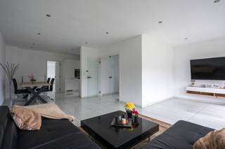 Op een uitstekende locatie te Putte bevindt zich deze recent gerenoveerde woning met 3 slaapkamers, vrij in te richten zolder en tuin. U geniet hier zowel van een ideale ligging vlakbij Putte met winkels, eet-en drankgelegenheden, scholen en het openbaar vervoer, alsook van een uitstekende bereikbaarheid, vlakbij belangrijke invalswegen.<br /><br />We betreden deze instapklare woning via de inkomhal. De ruime leefruimte geniet van veel lichtinval door de vele raampartijen en kunt u inrichten met een gezellige zithoek en aparte eetplaats. Hier is de open keuken mooi geïntegreerd in het geheel en voorzien van de voornaamste toestellen. Achteraan de woning beschikt u verder nog over een ruime tweede woonkamer met zicht op de tuin, een praktische berging en een apart toilet. De nachthal op de eerste verdieping geeft ons toegang tot 3 slaapkamers en de badkamer, uitgerust met een lavabo, inloopdouche en toilet. In de zeer ruime tuin met aangelegd terras en goede oriëntatie kunt u steeds in alle rust en privacy genieten van het mooie weer. Tot slot beschikt de woning nog over een afgewerkte zolder die naar eigen wens ingericht kan worden en voldoende parkeermogelijkheden op de oprit. <br /><br />Het gunstige E-peil, de conforme elektrische keuring en het feit dat de woning asbestveilig is maken deze woning tot een instapklare woning waar u zonder zorgen intrek in kan nemen! <br /><br />Dit is een uitstekende opportuniteit als u op zoek bent naar een instapklare woning met 3 slaapkamers te Putte. Contacteer ons voor meer informatie op 0479/47.09.61 of neem een kijkje op www.boonstravastgoed.be . <br /><br />Bijzonderheden:<br />- Instapklaar<br />- 3 slaapkamers<br />- Uitstekende locatie