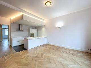 ONMIDDELLIJK BESCHIKBAAR - ZELDZAAM AANBOD.Gelegen in een karaktervol gebouw uit 1936 van de hand van architect Michel Polak (Villa Empain), werd dit doorzonappartement zorgvuldig gerenoveerd met behoud van authentieke charme en hedendaags comfort.HET APPARTEMENT: - Lichtrijke woonkamer met prachtige originele visgraatparket en decoratieve open haard. - Ingerichte keuken met toegang tot een aangenaam terras aan de achterzijde (binnenterrein). - Rustig gelegen hoofdslaapkamer. - Apart bureau (ideaal voor telewerk of als grote dressing). - Ruime, moderne badkamer met de luxe van een ligbad EN een inloopdouche. - Inkomhal met apart toilet en vestiaire. UNIEKE TROEVEN (INBEGREPEN): - GARAGE: Een afgesloten box op de beveiligde binnenplaats (een absolute luxe in de wijk).- PRIVÉ KELDER: Een exclusieve wasplaats, reeds uitgerust (wasmachine en droogkast) en ingericht met een wijnkelder.- HET GEBOUW: Een prestigieuze mede-eigendom met gevel in witte steen en baksteen. U wordt verwelkomd door een majestueuze marmeren inkomhal met spiegels en standbeelden, getuigen van de Brusselse modernistische elegantie.TECHNISCHE INFO: - Hoogwaardige dubbele beglazing. - Videofoon. - Gepantserde deur. Een niet te missen kans voor liefhebbers van architectuur die op zoek zijn naar totaalcomfort (parking en bergruimte). Bezoeken op afspraak.