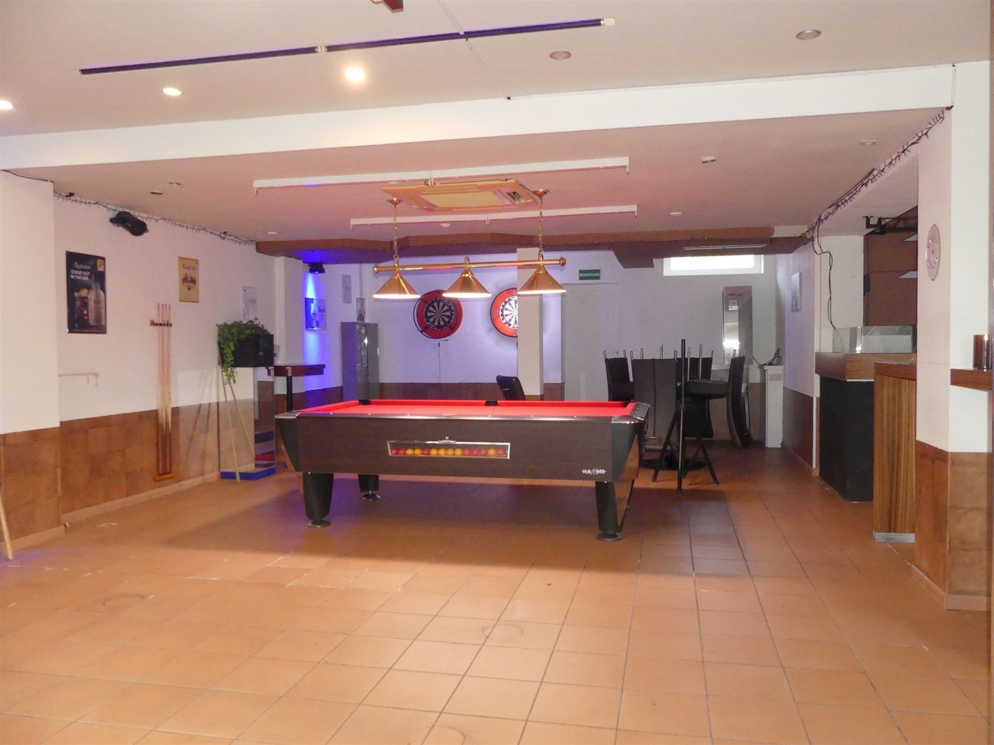 Dorpscafé met woonst, ruime garage en binnenkoer - foto 4