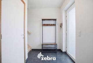 Het bezoekmoment gaat door op zaterdag 28 maart 2026 (enkel op afspraak).<br /><br />In een kindvriendelijke, doodlopende wijk met wandelpaadjes, speelpleintjes en vlak bij het Sterrebos bevindt zich deze recente en instapklare woning uit 2019, op korte afstand van het centrum van Rumbeke. Dankzij de gunstige ligging met winkels in de nabije omgeving en de Rijksweg, geniet je hier van een vlotte bereikbaarheid, terwijl je toch in een rustige woonomgeving woont.<br /><br />Bij binnenkomst word je verwelkomd in de inkomhal met gastentoilet, die uitgeeft op de lichtrijke woonkamer met zonnescreens en een volledig geïnstalleerde open keuken. Aansluitend aan de keuken bevindt zich een praktische berging.<br />Op de eerste verdieping bevinden zich drie volwaardige slaapkamers met automatische rolluiken, een apart toilet en een badkamer met ligbad, douche en een dubbel lavabomeubel.<br />Daarnaast is er nog een ruime zolderruimte voorzien die perfect kan dienen als extra bergruimte.<br /><br />De woning beschikt over een privatieve oprit voor 3 wagens met carport en tuinhuis, een aangename zuidgerichte tuin met terras, een regenwaterput, zonnepanelen, ventilatiesysteem en EPC-label A.<br /><br /><strong>Ook wild geworden van deze thuis?<br />Twijfel niet langer en leg vandaag nog uw bezoek vast!</strong>