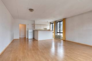 The apartment to be refurbished has a living area of 86 m² and is located on Wisselstraat in a pleasant neighborhood in the historic city center...