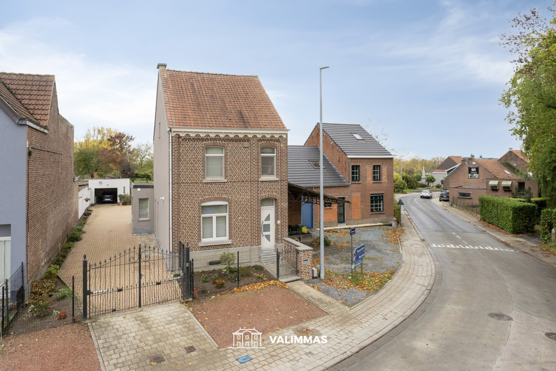 Prachtig gelegen gerenoveerde driegevelwoning met grote tuin - foto 1