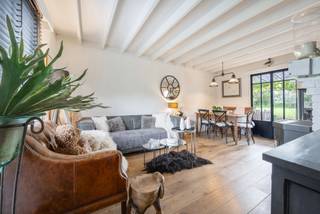 <p><span>Deze woning wordt aangeboden als investeringseigendom. De huidige eigenares blijft de woning nog maximaal 15 jaar bewonen. Bij een klassieke aankoop huurt zij de woning verder aan € 800/maand. Daarnaast is aankoop via lijfrente mogelijk, met een boeket van € 50.000 en een maandelijkse rente van € 565 gedurende maximaal 15 jaar. Wenst u meer informatie of een bezoek ter plaatse? Contacteer Kato via kato@reds.be of +32 3 227 58 58.<br /><br />Bij het betreden van deze charmante woning ervaart u meteen een heerlijk vakantiegevoel, omringd door groen en rust. Via de inkomhal bereikt u de gezellige leefruimte met woon- en eetkamer, waar grote raampartijen een prachtig uitzicht bieden op de fraai aangelegde tuin en de achterliggende weilanden.<br /><br />De leefruimte met gaskachel sluit aan op de open, functioneel ingerichte keuken. Aansluitend bevinden zich een praktische berging/wasplaats met toegang tot de tuin en een badkamer met inloopdouche, toilet en lavabomeubel.<br /><br />Verder beschikt de woning over een comfortabele slaapkamer met zicht op het omliggende groen.<br /><br />De rustige, groene ligging is zonder twijfel een absolute troef. U geniet hier van maximale privacy en een prachtige natuurlijke omgeving, terwijl het centrum van Schilde en alle voorzieningen zich op korte afstand bevinden.<br /></span></p>
