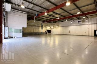 Bedrijfsgebouw met <strong> van 158 m² tot 2.332 m² kantoorruimte</strong> (opslag eveens mogelijk).<br />Gelegen in Satenrozen, uitstekend bereikbaar via de E19, op 20 min van Antwerpen en 30 min van Brussel.<br /><br />De kantoorruimtes zijn afgewerkt met tegels en tapijt voor extra comfort.<br /><br />Mogelijkheid tot opslag van 1.316 m² tot 11.730 m², met vrije hoogte van 4 m tot 8 m en een vloerbelasting tot 5 ton/m², ideaal voor opslag en zwaar materieel. Voor een vlotte logistiek zijn sectionaalpoorten en laad- en loskaden aanwezig.<br /><br />Het pand beschikt over ruime parkeermogelijkheden, inclusief laadpunten voor elektrische voertuigen, en catering- en cafetariafaciliteiten voor het personeel.<br /><br />Contacteer<strong> PANORAMA B2B</strong> voor bijkomende informatie, plannen of een vrijblijvend plaatsbezoek <strong>0477 07 30 30.</strong>