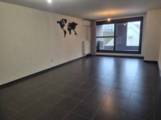 <p>Dit verzorgde appartement met 2 slaapkamers is gelegen op de 2de verdieping van het gebouw en is bereikbaar met een lift.<br /><br />Het appartement beschikt over een volledig uitgeruste keuken met combi-oven, koelkast met diepvriesvak, keramische kookplaat en vaatwasser.<br />De badkamer is voorzien van een douche en een badmeubel. <br /><br />Verder is er een berging in het appartement én een extra kelderberging.<br />Het appartement heeft een terras aan de voor-en achterzijde, ideaal om op elk moment van de dag van de buitenruimte te genieten.<br /><br />Bij het appartement hoort ook een ondergrondse autostaanplaats.<br /><br />Praktische info:<br /><br />Huurprijs: €910 / maand<br /><br />€50 voor de ondergrondse parkeerplaats (inbegrepen)<br /><br />€60 gemeenschappelijke kosten (inbegrepen)<br /><br />Onmiddellijk beschikbaar<br /><br />Troeven:<br />- Lift aanwezig<br />- Ondergrondse parking inbegrepen<br />- airco <br /><br />Heb je interesse? Vraag uw bezoek aan via onze website https://www.immovl.be/te-huur/list en druk op de knop 'IK WENS EEN BEZOEK'.</p>