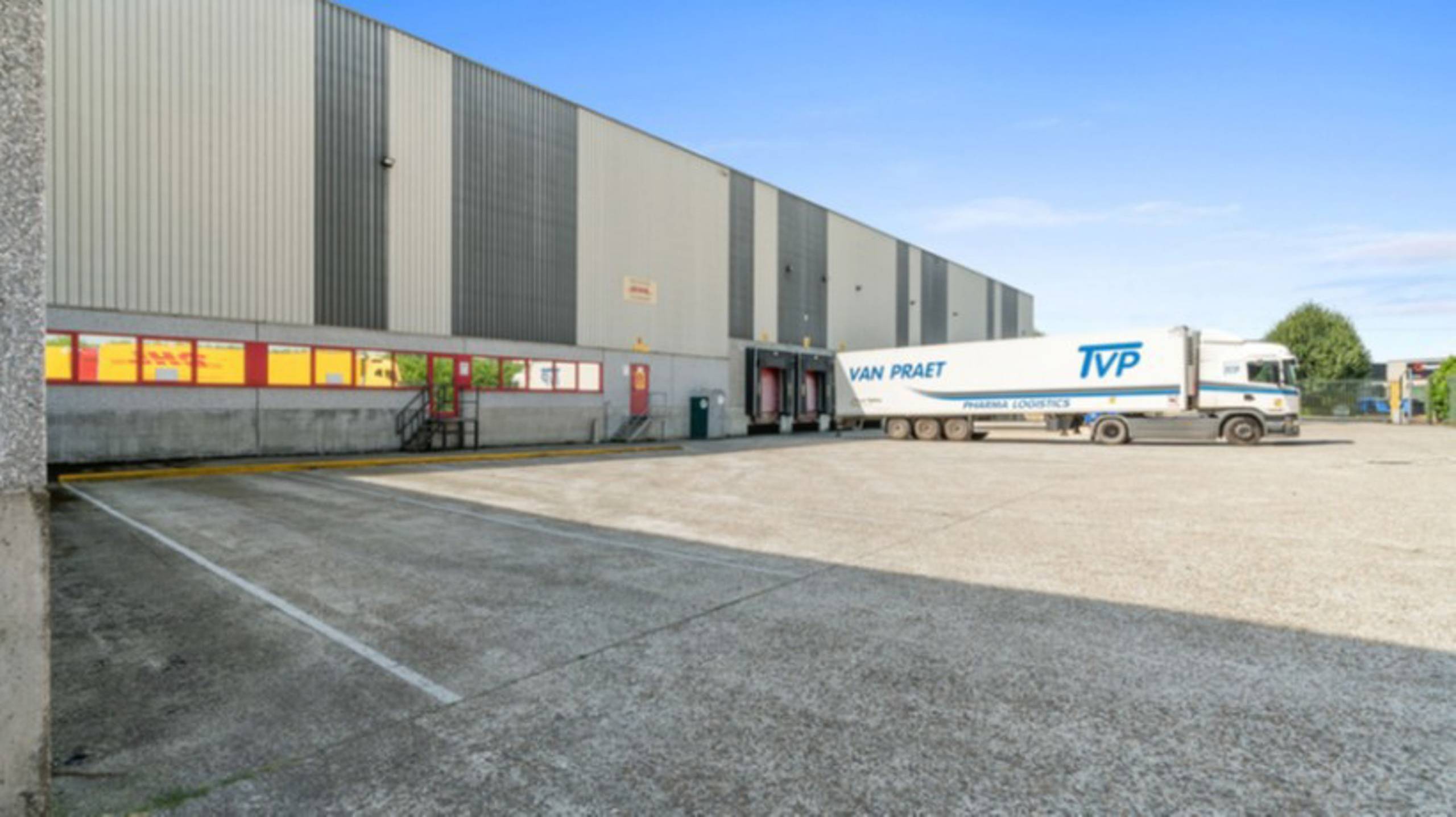 TE HUUR: logistiek magazijn van 4.604m² met kantoor - foto 3