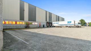 <span>TE HUUR</span>: logistiek magazijn van 4.604m² met meerdere loskades te Mechelen-Noord.<br />Het gebouw is zeer goed gelegen met directe aansluiting op de E19 Antwerpen-Brussel.<br /><span>Het magazijn heeft naast zijn uitstekende ligging nog extra troeven aangezien het wordt gebruikt als geconditioneerde ruimte voor pharma-logistiek. </span><br /><br />- sprinklers<br />- toegangskaart<br />- volledig omheind<br />- volledige temperatuurcontrole<br />- vrije hoogte 10m<br />- laadperrons 10<br />- draagkracht vloer 50kn/m²<br />- verwarming heteluchtblazers op gas<br />- koeling VRV systeem<br />- CCTV systeem<br />- veiligheidskamer
