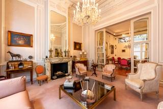 <p>Gelegen aan de befaamde Jan van Rijswijcklaan bevindt zich deze authentieke meesterwoning met conciergerie en garage.<br /><br />Uitzonderlijk brede gevel in Beaux-Art-stijl uit 1910. <br />De statige inkomhal met vestiaire leidt naar de verscheidene vertrekken van de woning.<br />Het ontvangstsalon en zitkamer heeft rijkelijk versierde hoge plafonds en origineel schrijnwerk. Vervolgens een salon met formele eetkamer in de erker met uitzicht op de tuin. De keuken is voorzien van de gebruikelijke toestellen.<br />De eerste verdieping is ingericht met royale masterslaapkamer en ensuite zéér comfortabele Italiaanse badkamer. Het bureau met ingemaakt kastenwerk kan tevens functioneren als bibliotheek.<br />De tweede verdieping, ook bereikbaar per lift, herbergt twee extra slaapkamers met eigen badkamer. Een derde kamer is momenteel speelkamer. Er is tevens een kitchenette voorzien.<br />De sous-terrain biedt een ontspanningsruimte met bar, fitnessruimte en wijnkelder. De technische berging en wasplaats bevinden zich eveneens op deze verdieping. <br />Via de tuin met verschillende terrassen heeft u toegang tot de achterliggende garages (4 autoplaatsen). Een bovenliggend appartement kan dienen als conciergerie of woonst voor een au-pair.</p>