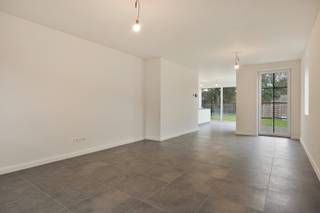 Ben je op zoek naar een luxueuze, duurzame en volledig afgewerkte thuis? Deze ruime landelijke pastoriewoning combineert de charme van een klassieke architectuur met de allernieuwste technieken en kwalitatieve materialen. Omdat deze nieuwbouwwoning reeds volledig geschilderd én de tuin aangelegd is, kan je hier onmiddellijk intrekken!<br /><br />De woning is centraal gelegen net buiten de dorpskern van Onze-Lieve-Vrouw Olen. Winkels, scholen, het openbaar vervoer, het treinstation, bevinden zich op wandelafstand. Bovendien geniet je van een vlotte verbinding naar de buurgemeentes Geel, Westerlo, Herentals en Kasterlee, alsook naar de E313 autosnelweg.<br /><br />Het betreft een ruime nieuwbouwwoning met 3 volwaardige slaapkamers. De woning werd zeer degelijk gebouwd en mooi afgewerkt met kwalitatieve materialen. <br /><br />Bovendien is deze woning klaar voor de toekomst. De uitstekend geïsoleerde bouwschil in combinatie met vloerverwarming in alle ruimtes, een warmtepomp met koelfunctie, een ventilatiesysteem en zonnepanelen met een vermogen van 7.740 Wp resulteert in een indrukwekkend E-peil van -11 (EPC: - 22 kWh/m² / Label A+). Hierdoor geniet je niet alleen van een bijzonder lage energiekost, maar ook van 5 jaar vrijstelling van onroerende voorheffing (kadastraal inkomen) én een BEN-korting op je woonkrediet!<br /><br />Je betreedt de woning via de inkomhal, voorzien van een gastentoilet. De woonkamer is opgedeeld in een eethoek en een zithoek. De keuken bevindt zich in de achterbouw, is voorzien van een koelkast, oven, microgolfoven, vaatwasser, kookvuur en dampkap, en geeft toegang tot het zonnige terras en zicht over de tuin. Aansluitend is er een ruime berging / wasplaats.<br /><br />Op de 1ste verdieping geeft de nachthal uit op 2 ruime slaapkamers, een badkamer met inloopdouche en dubbele lavabo, en een apart nachttoilet.<br /><br />De 2de verdieping biedt ruimte aan een zeer ruime slaapkamer en een (technische) berging.<br /><br />Naast de woning staat een carport met voorzieningen voor een laadpaal. <br /><br />De tuin is reeds volledig aangelegd, afgesloten (niet ter hoogte van de carport) en voorzien van een zonnig terras. Kruipkelder onder de volledige woning. Er is een regenwaterput van 5.000 liter aanwezig met recuperatie voor de toiletten en een buitenkraan.<br /><br />12% verkooprechten op het grondaandeel | 21% BTW op de constructiewaarde | aansluitingskosten van de nutsvoorzieningen ten laste van de koper (€ 5.000 incl. BTW)