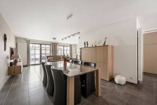 <span>Deze luxueuze afgewerkte woning is gelegen in het centrum van Staden.</span><br /><br /><span><span>De woning is als volgt ingedeeld: </span><br />Op het gelijkvloers: inkomhal, vestiaire, gastentoilet, ruime woonkamer, geïnstalleerde keuken met aparte bergruimte/wasplaats, veranda en gezellige tuin. <br />Op het verdiep: 3 slaapkamers waarvan één master bedroom met terras, grote dressing (mét maatkasten), badkamer (bad, douche en lavabomeubel). <br />Er is tevens een grote zolderruimte.<br /><br />De woning beschikt eveneens over 2 garages (22 m2 - 32 m2). Deze kunnen samen met de woning aangekocht worden (prijs op aanvraag).<br /></span><br /><span>PLUSPUNTEN:</span><br /><span>- ENERGIEZUINIG</span><br /><span>- AFGEWERKT OP MAAT </span><br /><span>- ELEKTRICITEIT CONFORM <br />- VENTILATIE TYPE D<br />- REGENWATERPUT 10.000L<br /></span>