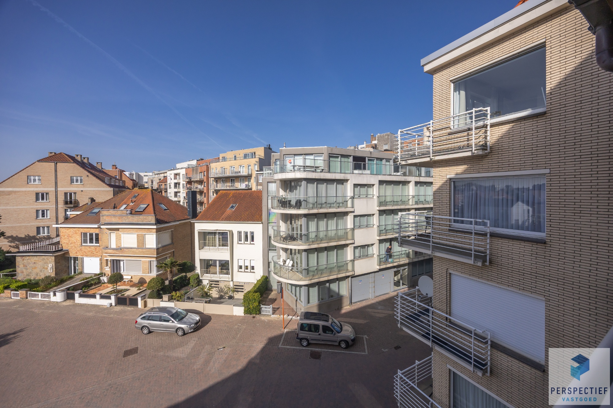 Goed gelegen ruim vernieuwd 2 slaapkamer appartement met terras en grote berging. - foto 5