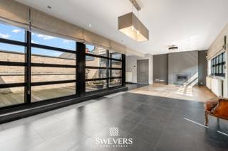 Voor uitgebreide info, surf naar www.SWEVERS.be! – In het centrum van Leopoldsburg treffen we dit prachtige hoekpand dat volledig gerenoveerd werd...