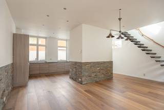 <p>Een echte parel mogen we deze woning gerust noemen. Vijftien jaar geleden zag de huidige eigenaar het potentieel van dit pand en werd het met veel zorg en toewijding omgevormd tot de gezellige woning die het vandaag is.</p>
<p>Bent u een starter op de woningmarkt, alleenstaande, met z'n tweetjes of gewoon op zoek naar een sfeervolle woning met een eigen karakter? Dan is dit wellicht precies wat u zoekt.</p>
<p>U betreedt de woning via de inkomhal, waar zich tevens het gastentoilet bevindt. De eetkamer vormt het hart van de woning. Aan de voorzijde vindt u de volledig ingerichte keuken met aansluitende berging, terwijl aan de achterzijde de ruime en lichtrijke leefruimte uitkijkt op de tuin. Via een elegante zwevende trap bereikt u de volledig ingerichte bovenverdieping. De voormalige zolderruimte werd omgevormd tot een open en aangename leefruimte waarin de slaap- en werkhoek naadloos in elkaar overvloeien. De comfortabele badkamer beschikt over een inloopdouche, ligbad, dubbele wastafel en een tweede toilet. De woning wordt verwarmd door middel van centrale-verwarming. Voor extra sfeer en gezelligheid is een pelletkachel aanwezig.</p>
<p>Ook buiten heeft deze woning heel wat te bieden. Achteraan in de gezellige stadstuin bevindt zich een ruime houten berging waar fietsen, tuinmateriaal en gereedschap veilig kunnen worden opgeborgen. Via de doorgang naast de woning bereikt u bovendien gemakkelijk de achterzijde van het perceel.<br /><br />Uitstekende ligging nabij het centrum van Kapellen. Winkels, scholen, openbaar vervoer en diverse sportfaciliteiten bevinden zich op wandel- of fietsafstand. De bushalte Kapellen Dorp ligt op slechts enkele meters van de woning, terwijl het station van Kapellen en de verbindingswegen A12 en E19 vlot bereikbaar zijn. Hierdoor geniet u van een ideale combinatie tussen dagelijkse voorzieningen, bereikbaarheid en wooncomfort.</p>
<p>Heeft deze woning uw interesse gewekt na het bekijken van de foto's en het lezen van deze beschrijving? Maak dan vrijblijvend een afspraak voor een bezoek via onze website, mail naar wuustwezel@immopoint.be of bel ons op 03 240 11 99. Wij laten u graag kennismaken met alle troeven van deze verrassende woning.</p>