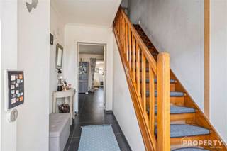 Maak kennis met deze charmante licht te renoveren woning in Menen, die een perfecte combinatie biedt van comfort en stijl. Met drie ruime...
