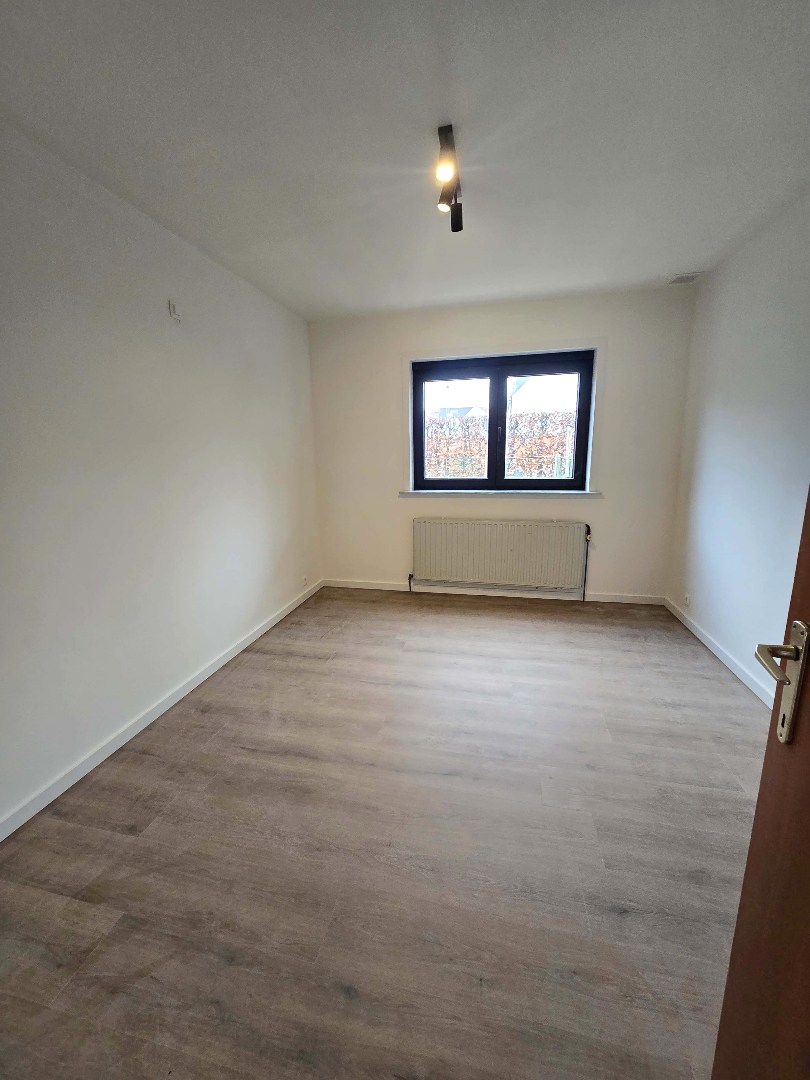 VERNIEUWDE BEL-ÉTAGE met INPANDIGE GARAGE & ACHTERTUIN: - foto 5