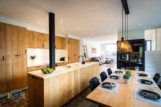 Halfopen woonst die PRAKTISCH & met SMAAKVOL DESIGN werd ontworpen, resulterend in een hedendaags & energiezuinig geheel met een woonkwaliteit om...