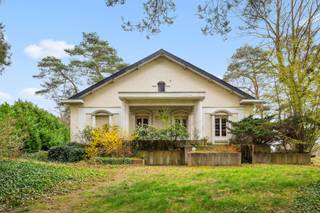 Dit charmante landhuis, gelegen op een ruim en groen perceel van 2428 vierkant meter, is de ideale plek om tot rust te komen en te ontspannen.Het...