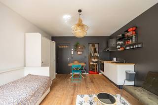 <p><span>Gezellige studio vlakbij Antwerpen Centraal!</span></p><p><span>Ideaal gelegen nabij de Carnotstraat met alle nodige winkelvoorzieningen en openbaar vervoer op loopafstand.</span></p><p><span> </span></p><p><span>We betreden de studio gelegen op de</span><span> 1ste verdieping</span><span> via de</span><span> traphal</span><span> achter de inkompoort van het gebouw.</span></p><p><span>We komen direct binnen in de </span><span>leefruimte</span><span> met een</span><span> open keuken</span><span> dewelke is uitgerust met een oven, elektrische kookplaat, dampkap en spoelbak.</span></p><p><span> </span></p><p><span>Naast de keuken bevindt zich de </span><span>badkamer</span><span> met een douche, wastafel en een toilet.</span></p><p><span>Tenslotte is er een</span><span> gemeenschappelijk koertje</span><span> en een </span><span>gemeenschappelijke wasruimte</span><span> beneden bij de gang.</span></p><p><span> </span></p><p><span>Kortom een ideale studio voor starters of als investering!</span></p><p><span> </span></p><p><span>Troeven:</span></p><ul><li><span>CV op gas</span></li><li><span>Centrale ligging</span></li></ul><ul><li><span>Ideaal voor starters of als investering</span></li><li><span>Gemeenschappelijke koer en wasplaats</span></li></ul><p><span> </span></p><p><span>Vrijblijvend advies met gratis schatting van uw eigendom? Neem gerust contact met ons op!</span></p><p><span> </span></p><p><span>Jessica Wojcik</span></p><p><span><span>Jessica@homeforyou.be</span></span></p><p><span>+32 488 24 97 20</span></p><p><span>7/7 bereikbaar</span></p><p><span> </span></p><p><span> </span></p>
