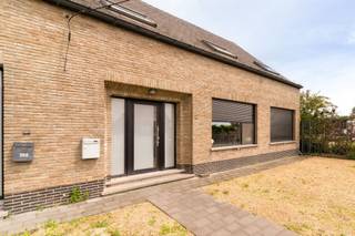 Instapklaar gelijkvloers appartement met tuin, garage én carport nabij TivoliparkIn een kleinschalig gebouw met slechts twee appartementen vind je...