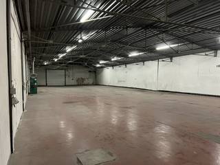 We offer this functional warehouse for rent at the Zuid Industrial Park in Tielt. Thanks to its central location and excellent accessibility, this...