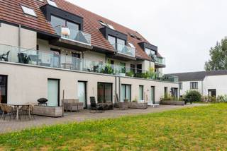 <p></p>
<p>Wonen in het centrum van Aalter, zonder in te boeten aan rust, comfort en groen? Dit stijlvolle duplexappartement, gelegen op de tweede en derde verdieping van een recent residentieel gebouw (2016), combineert een uitstekende ligging met hoogwaardige afwerking en uitzonderlijk wooncomfort.</p>
<p></p>
<p>Vanaf het eerste moment valt de verzorgde afwerking en de hedendaagse uitstraling op. Het appartement werd gebouwd met oog voor kwaliteit, duurzaamheid en energiezuinigheid. Dankzij de vloerverwarming en het uitstekende EPC-label A geniet u niet alleen van maximaal wooncomfort, maar ook van bijzonder lage energiekosten.</p>
<p></p>
<p>Een absolute meerwaarde is het open zicht op de fraai aangelegde binnentuin. Deze groene en rustige omgeving vormt een zeldzame troef voor een appartement in het centrum en creëert een aangename woonbeleving, ver weg van de drukte zonder de voordelen van een centrale ligging te missen.</p>
<p></p>
<p>Ook op praktisch vlak biedt deze residentie tal van voordelen. Bewoners beschikken over een gemeenschappelijk fietsenlokaal en een verzorgd vuilnislokaal. Voor bezoekers zijn er parkeerplaatsen voorzien aan de voorzijde van het gebouw, waardoor parkeren steeds eenvoudig en comfortabel blijft. Daarnaast bestaat de mogelijkheid om één of twee ondergrondse autostaanplaatsen aan te kopen.</p>
<p></p>
<p><strong>Troeven</strong></p>
<ul>
<li>Duplexappartement met 3 slaapkamers</li>
<li>Volledig ingerichte open keuken</li>
<li>2 terrassen (voor- en achterzijde)</li>
<li>Badkamer met douche</li>
<li>2 toiletten</li>
<li>Recent en kwalitatief appartementsgebouw (2016)</li>
<li>Hoogwaardige afwerking en modern wooncomfort</li>
<li>Vloerverwarming - Uitstekende energieprestatie – EPC-label A</li>
<li>Rustgevend zicht op de gemeenschappelijke binnentuin</li>
<li>Gemeenschappelijk fietsen- en vuilnislokaal</li>
<li>Mogelijkheid tot aankoop van één of twee ondergrondse autostaanplaatsen (tegen meerprijs)</li>
<li>Beschikbaar bij akte</li>
</ul>
<p></p>
<p>Een eigendom dat comfort, energiezuinigheid en een uitzonderlijke ligging op harmonieuze wijze verenigt. Ideaal voor wie op zoek is naar een zorgeloze woonst of een duurzame investering in het centrum van Aalter.</p>
