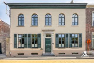 STATIGE BURGERWONING MET PRACHTIGE ZUIDGERICHTE TUIN IN GIJZEGEMDeze karaktervolle en majestueuze woning is gelegen in Gijzegem, op een gunstige locatie tussen Aalst en Dendermonde. De woning werd doorheen de jaren met bijzonder veel zorg onderhouden en kwalitatief vernieuwd, waarbij de authentieke architecturale elementen en het karakter van het pand steeds werden gerespecteerd.Via de statige inkomhal, waar de hoge plafonds meteen in het oog springen, betreedt u de woning. Het gelijkvloers omvat een ingerichte keuken, een sfeervolle eetkamer en een ruime woonkamer met aansluitend een bureauruimte. De veranda biedt een prachtig zicht op het terras en de zorgvuldig aangelegde tuin. De aanbouw omvat een moderne badkamer, praktische berging en garage.Op de eerste verdieping bevinden zich drie volwaardige slaapkamers en een ingerichte badkamer. Een tussenverdieping biedt plaats aan een vierde slaapkamer. De woning beschikt bovendien over een volledig overzolderde zolderverdieping, waarvan de vloer werd geïsoleerd. De ruime, droge kelder is onderverdeeld in verschillende compartimenten en biedt heel wat praktische bergruimte.De zuidgerichte tuin vormt zonder twijfel één van de absolute troeven van deze eigendom. De tuin werd met bijzonder veel aandacht voor detail en met smaak aangelegd en vormt een heerlijke plek om tot rust te komen.De woning verkeert in uitstekende staat en is volledig instapklaar. Er zijn geen dringende renovatiewerken te voorzien. Qua comfort beschikt de woning over centrale verwarming op aardgas, zonnepanelen en dubbele beglazing.